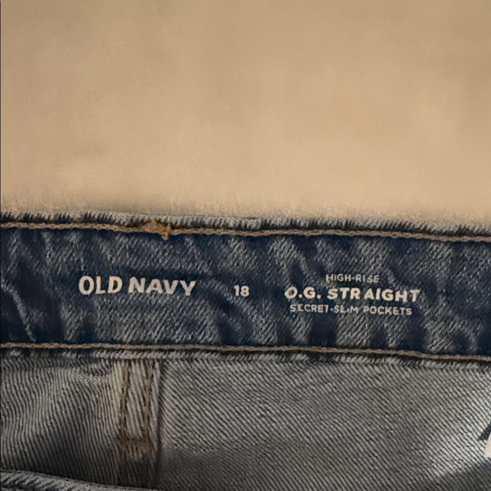 OLD NAVYHigh-Waisted Secret-Smooth Pockets O.G. Straight Plus-Size Ripped Jeans - Picture 3 of 9